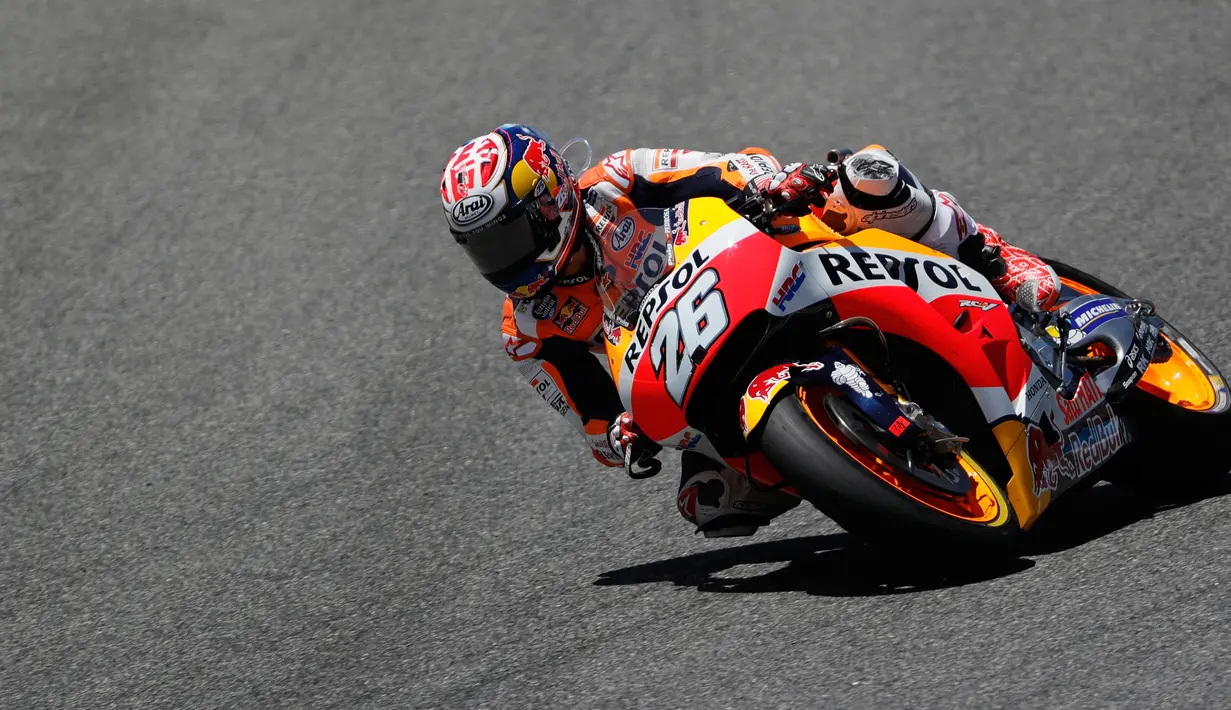 Pembalap Repsol Honda, Dani Pedrosa memacu motornya selama balapan MotoGP Spanyol di Sirkuit Jerez, Minggu (7/5). Pedrosa yang start dari posisi terdepan sukses mempertahankan kecepatannya sebanyak 27 lap hingga garis finish. (AP Photo/Miguel Morenatti)