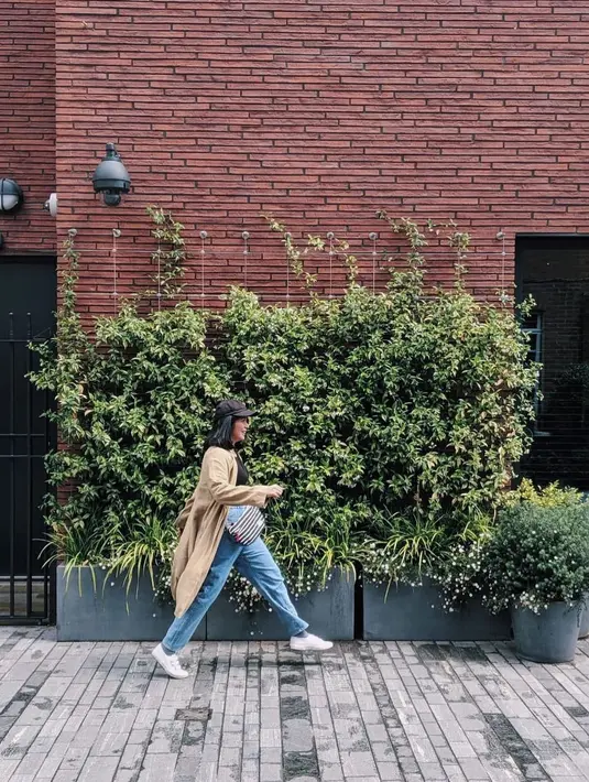 Denim juga menjadi salah satu fashion item yang menemani kesehariannya. Dipadukan dengan long cardigan serta sneakers putih, memberikan kesan klasik yang menjanjikan. (Foto: Marchella FP/ Instagram)