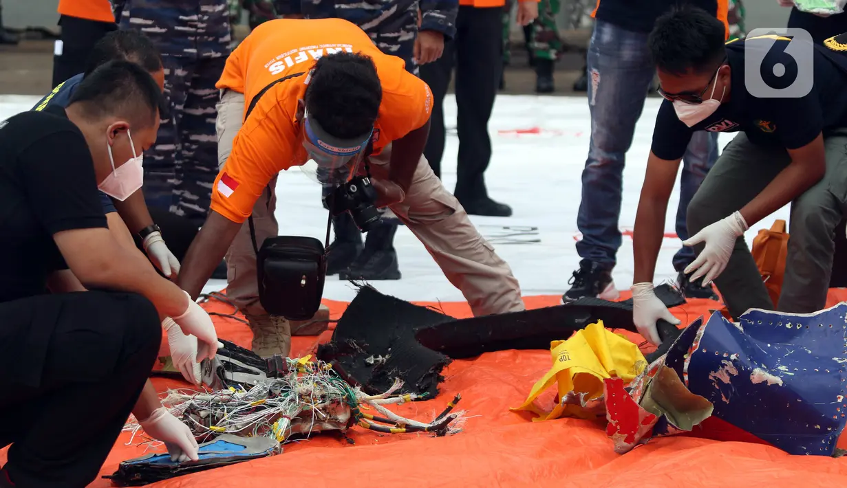 Serpihan pesawat Sriwijaya Air SJ 182 yang dibawa KRI Kurau ditunjukkan di Dermaga JICT 2, Jakarta, Minggu (10/1/2021). Tim SAR Kopaska TNI AL menyerahkan serpihan pesawat Sriwijaya Air SJ 182 yang berhasil dievakuasi ke Basarnas, Kepolisian, dan KNKT. (Liputan6.com/Helmi Fithriansyah)