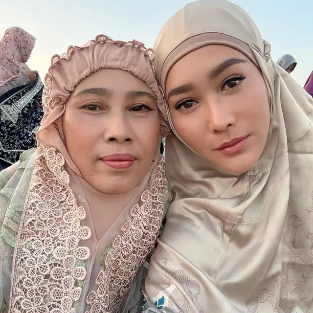 Potret Ibunda Inul Daratista yang Awet Muda