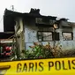 Garis polisi terpasang di sekitar lokasi kebakaran pabrik korek gas di Binjai, Langkat, Sumatera Utara, (21/6/2019). Sebanyak 30 orang tewas dalam kejadian tersebut. (KUMBARA/AFP)