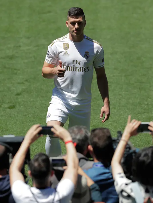 Pemain baru Real Madrid, Luka Jovic berpose di lapangan Santiago Bernabeu, Madrid, Spanyol (12/6/2019). Jovic yang berusia 21 tahun mencetak 17 gol dalam 32 pertandingan bersama Eintracht Frankfurt di Bundesliga. (AP Photo/Manu Fernandez)