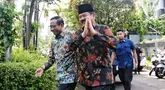 Mantan Menteri Koordinator Bidang Politik, Hukum, dan Keamanan (Menko Polhukam) Mahfud Md (kiri) menyambut kehadiran Menko Polhukam Hadi Tjahjanto di Jakarta, Kamis (22/2/2024). (Liputan6.com/Angga Yuniar)