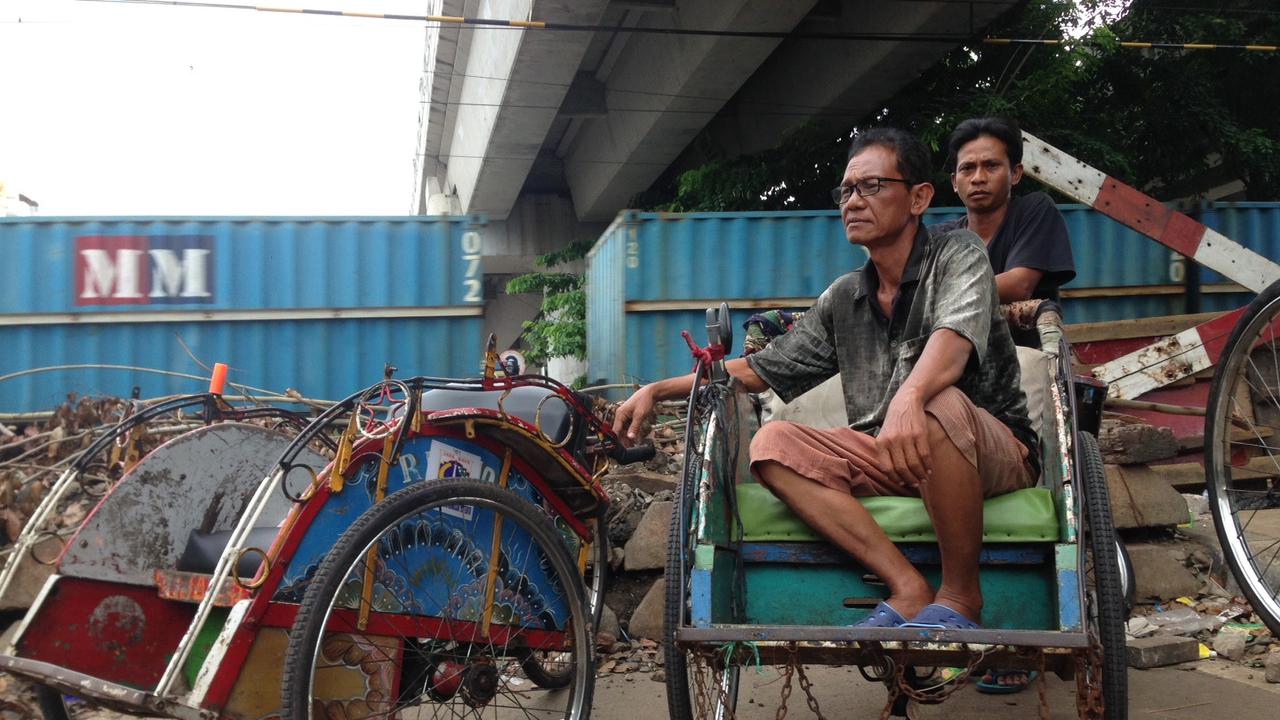 Penarik becak di kawasan jalan layang Bandengan Utara III, Pekojan, Tambora, Jakarta Barat