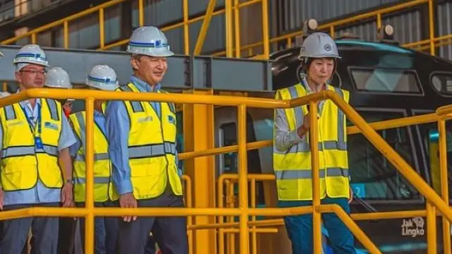 Kaisar Jepang Naruhito saat mengunjungi MRT Jakarta, Jumat, 18 Juni 2023. (Foto: Instagram @mrtjkt)