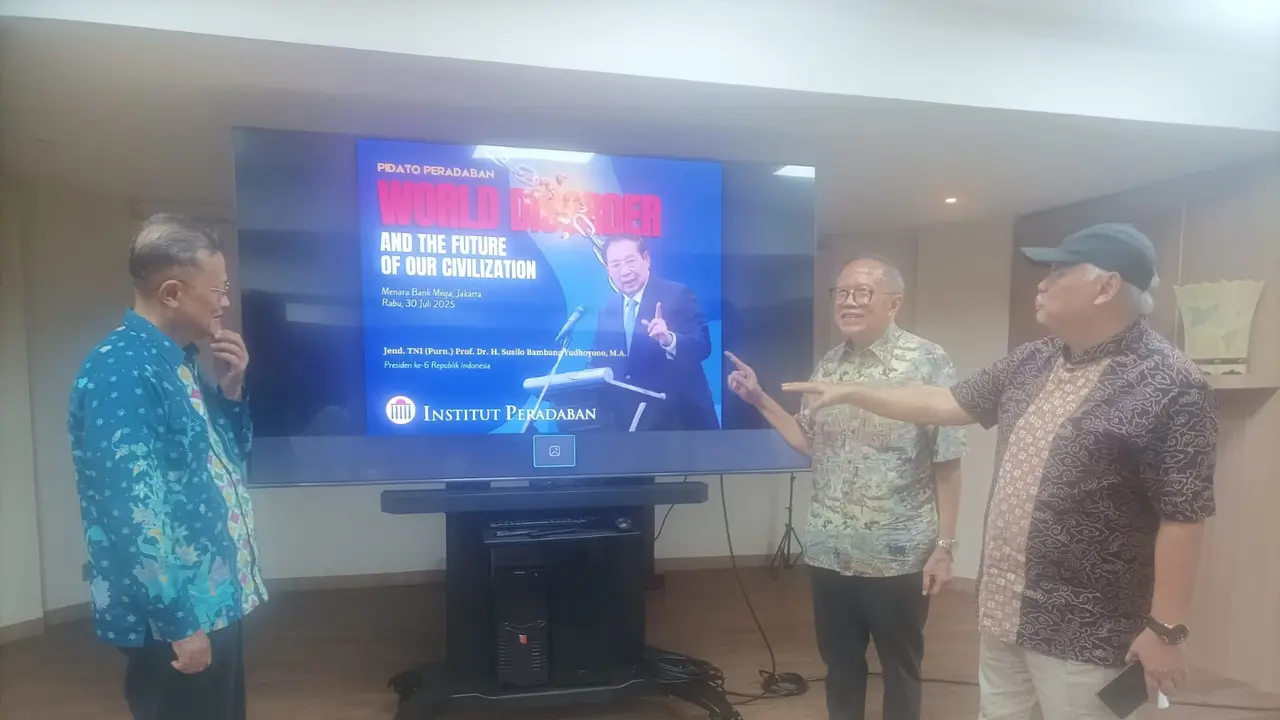 Ketua Yayasan Institut Peradaban, Dipo Alam (tengah) (Istimewa)