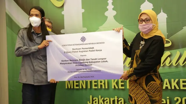 Menaker Ida Bagikan 6.250 Paket Sembako Bagi Serikat Pekerja/Buruh