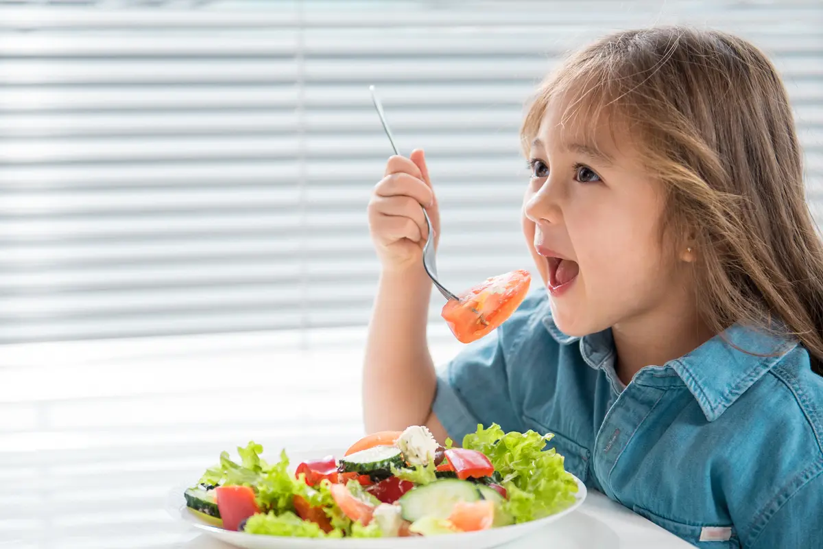 anak makan