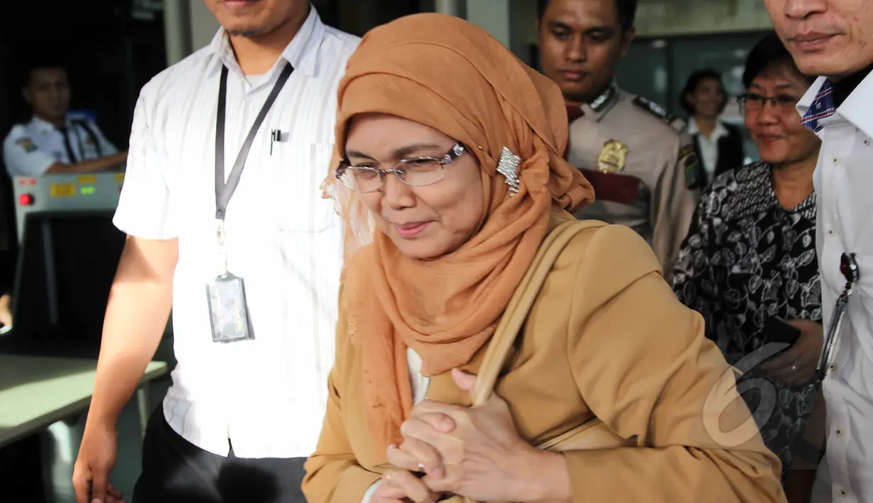Sekjen DPR RI, Winantuningtyastiti berjalan keluar Gedung KPK, Jakarta, Kamis (30/4/2015). Winantuningtyastiti dimintai keterangan sebagai saksi untuk tersangka Direktur PT Mitra Maju Sukses Andrew Hidayat. (Liputan6.com/Helmi Afandi)