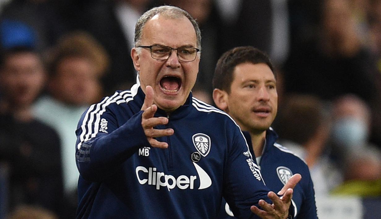 Marcelo Bielsa. Performa apik musim lalu dengan finish di posisi ke-9 belum mampu diteruskan pelatih asal Argentina ini di awal musim ini. Baru meraih satu kemenangan dan 4 hasil imbang dari 9 laga, Leeds United terpuruk di posisi ke-17 klasemen sementara. (AFP/Oli Scarff)