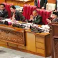 Menkumham Yasonna H Laoly memberi hormat usai menyerahkan dokumen pandangan pemerintah terkait RUU Ekstradisi Buronan RI-Singapura saat rapat Paripurna DPR RI Ke-13 Masa Persidangan II Tahun Sidang 2022-2023, Kamis (15/12/2022). DPR RI mengesahkan RUU tentang Pengesahan Perjanjian antara Pemerintah Republik Indonesia dan Pemerintah Republik Singapura tentang Ekstradisi Buronan menjadi Undang-Undang. (Liputan6.com/Angga Yuniar)