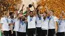 Gelandang Jerman, Emre Can mengangkat trofi bersama timnya saat merayakan kemenanganya usai final Piala Konfederasi 2017 di Stadion Saint Petersburg, Rusia (2/7). (AFP Photo/Franck Fife)