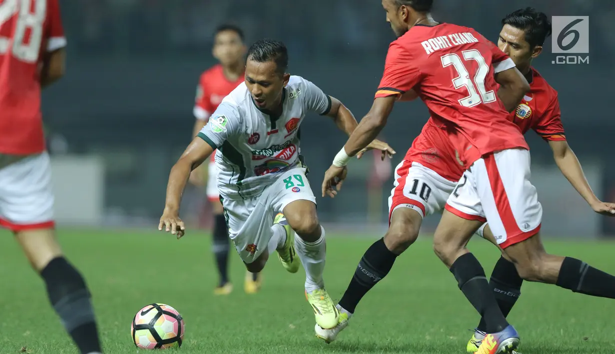 Penyerang PS TNI, Sansan Fauzi Husaeni berusaha menembus pertahanan Persija pada lanjutan Liga 1 Indonesia di Stadion Patriot Candrabhaga, Bekasi, Sabtu (30/9). Persija menang 4-1. (Liputan6.com/Helmi Fithriansyah)