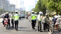 Polda Metro Jaya mengadakan Operasi Patuh Jaya 2015 di sepanjang Jalan Jendral Sudirman, Jakarta, Sabtu (30/5). Polisi menggelar razia patuh jaya untuk menertibkan para pengendara yang melanggar lalu lintas, mulai 27 Mei-9 Juni (Liputan6.com/Yoppy Renato)