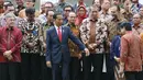 Presiden Jokowi mengajak Menlu Retno LP Marsudi berfoto bersama perwakilan RI di luar negeri usai membuka rapat kerja Kepala Perwakilan Republik Indonesia di Jakarta, Senin (12/2). Tema raker ini adalah 'diplomasi zaman now'. (Liputan6.com/Angga Yuniar)