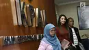 Komisioner KPAI Rita Pranawati (kiri) bersama pesinetron Tsania Marwa dan kuasa hukumnya saat jumpa pers seusai mediasi di Komisi Perlindungan Anak Indonesia (KPAI), Jakarta, Jumat (28/7). (Liputan6.com/Herman Zakharia) 