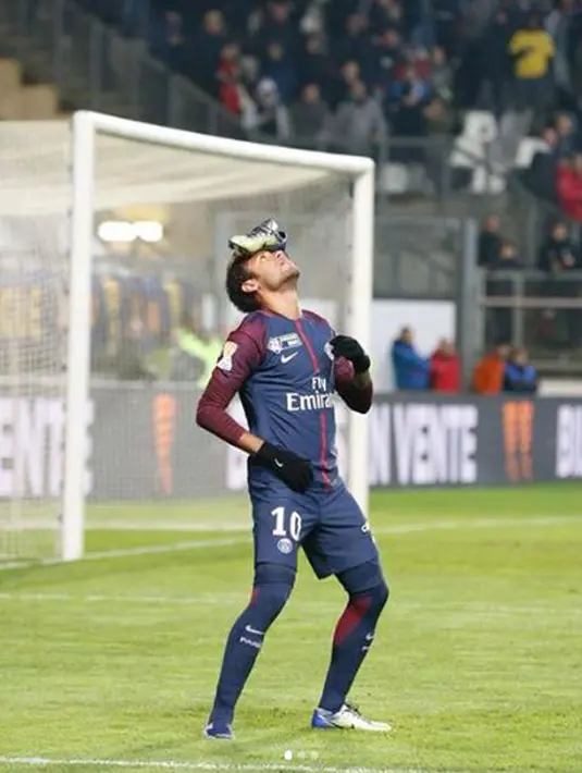 Aksi selebrasi unik pemain Paris Saint-Germain (PSG), Neymar setelah menjebol gawang SC Amiens pada laga Piala Liga Prancis di Stade de la Licorne, Rabu (10/1). Usai mencetak gol, Neymar menaruh sepatu di keningnya. (instagram.com/neymarjr)