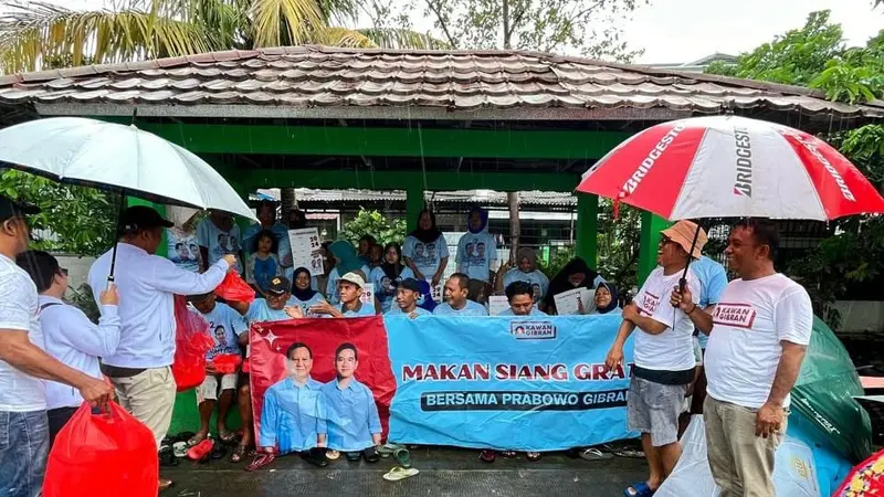 Program makan siang gratis menggandeng UMKM kembali dilaksanakan relawan Kawan Gibran. Kali ini, digelar di daerah Mangun Jaya, Tambun Selatan, Kabupaten Bekasi, Sabtu 27 Januari 2024 (Istimewa)
