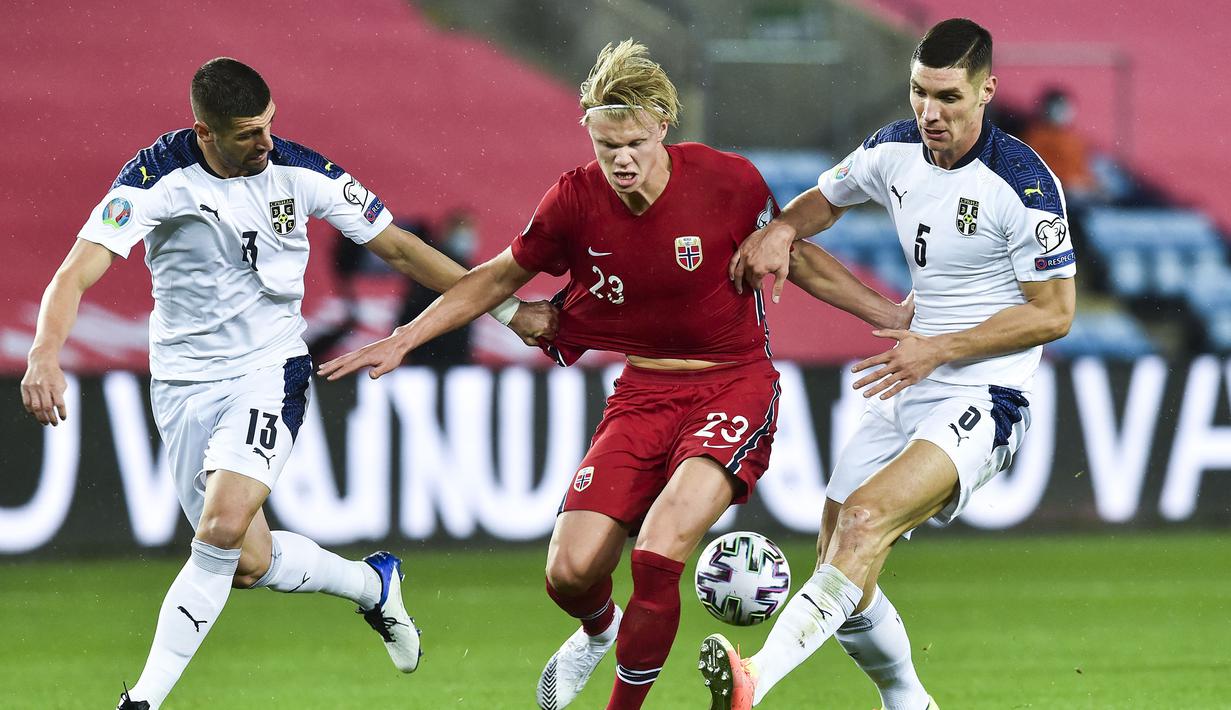Penyerang Norwegia, Braut Haaland, berusaha melewati pemain Serbia pada laga semi final playoff Euro 2020 di Ullevaal Stadion, Jumat (9/10/2020) dini hari WIB. Serbia menang 2-1 atas Norwegia. (AFP/Fredrik Varfjell/NTB)