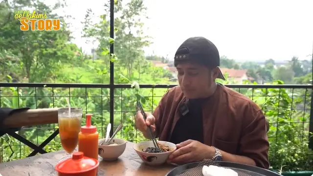 7 Potret Desain Warung Bakso Irfan Hakim, Luas dengan Area Makan Outdoor