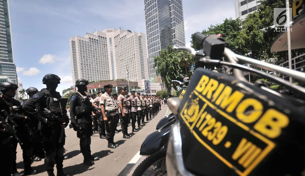 Pasukan Brimob dan Sabhara Polda Metro Jaya saat mengikuti apel Operasi Lilin Jaya di kawasan Bundaran HI, Jakarta, Minggu (30/12). Apel tersebut diikuti oleh satuan Brimob dan Sabhara Polda Metro Jaya. (Merdeka.com/Iqbal S. Nugroho)