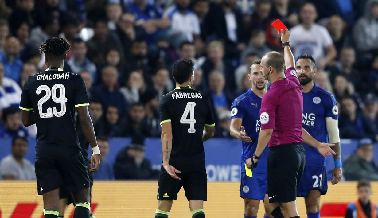 Pemain Leicester City, Marcin Wasilewski (2kanan) menerima kartu merah saat melwan Chelsea pada putaran ketiga Piala Liga Inggris di Stadion King Power, (21/9/2016) dini hari WIB. (Action Images via Reuters/Carl Recine)