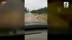 Seorang ayah menghukum anaknya berjalan kaki sejauh 8 km ke sekolahnya. Hukuman tersebut sebagai efek jera karena anaknya melakukan bullying.