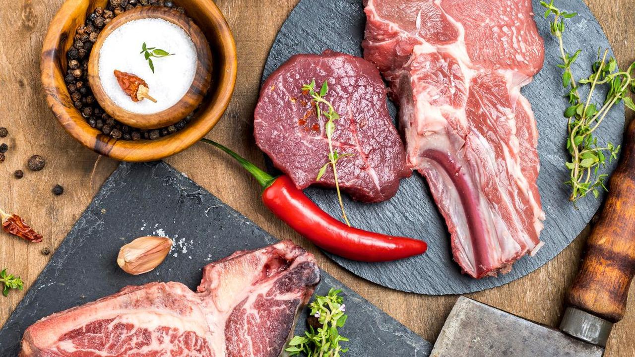 Dengan cara-cara itulah Anda bisa meminimalisir risiko kontaminasi daging yang sudah disimpan di dalam freezer.<br>