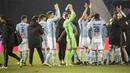 Para pemain RC Celta de Vigo merayakan kesuksesan tinya lolos ke semifinal Copa Del Rey usai menyingkirkan Real Madrid di di Balaidos stadium, Vigo, Spain, Rabu (25/1/2017).  (AP/Lalo R. Villar)