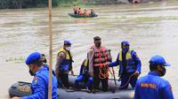 Proses pencarian korban perahu tenggelam di Bengawan Solo. (Ahmad Adirin/Liputan6.com)