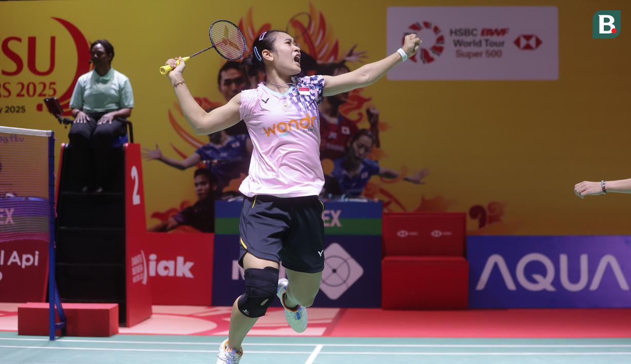 Ganda campuran Indonesia, Lisa Ayu Kusumawati, melakukan selebrasi setelah menaklukkan wakil Inggris, Inggris, Gregory Mairs/Jenny Mairs pada babak 16 besar Indonesia Masters 2025 di Istora Senayan, Jakarta, Kamis (23/1/2025). (Bola.com/M Iqbal Ichsan)
