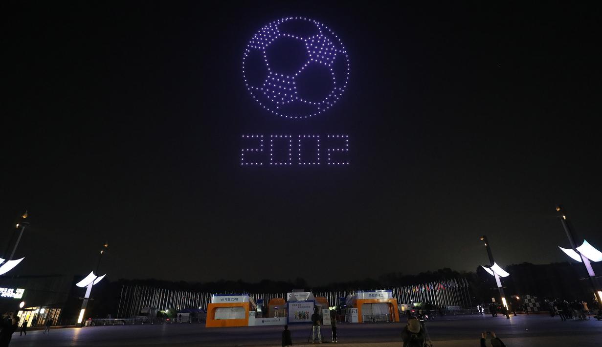 Sejumlah orang menikmati  pertunjukan cahaya di Taman Olimpiade di Seoul, Korea Selatan. Sebuah pertunjukan cahaya yang menampilkan 315 drone digelar di Seoul pada Jumat (13/11). (Xinhua/Kementerian Agraria, Infrastruktur, dan Transportasi Korea Selatan)