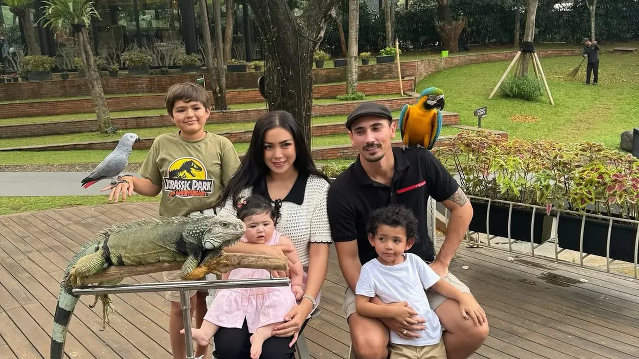 Foto-foto Jessica Iskandar dan Vincent Verhaag Ajak Anak ke Kebun Binatang/Instagram @inijedar