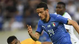 Pemain Italia, Alessandro Florenzi (kanan) mengecoh kiper Arab Saudi, Mohammed Al Owais pada laga persahabatan di Kybunpark Stadium, St. Gallen, Swiss, (28/5/2018). Italia menang 2-1. (Gian Ehrenzeller/Keystone via AP)