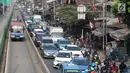Kemacetan arus lalu lintas terjadi di Jalan Sultan Agung, Jakarta, Selasa (8/8). Banyaknya truk proyek pembangunan Pasar Rumput menyebabkan kemacetan parah di kawasan tersebut karena parkir hingga menutup sebagian jalur. (Liputan6.com/Immanuel Antonius)