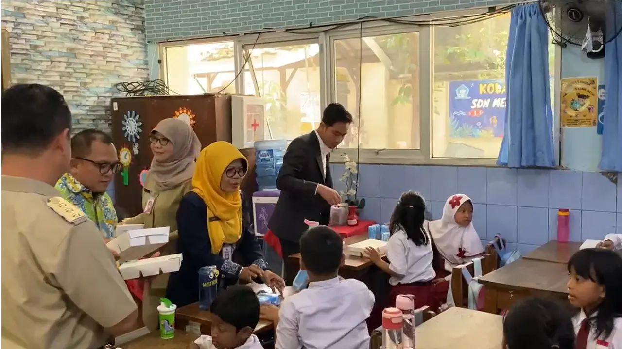 Wakil Presiden Republik Indonesia (Wapres RI) Gibran Rakabuming Raka bagi-bagi makan bergizi gratis di SDN 03 Menteng, Jakarta Pusat pada Selasa (22/10/2024).
