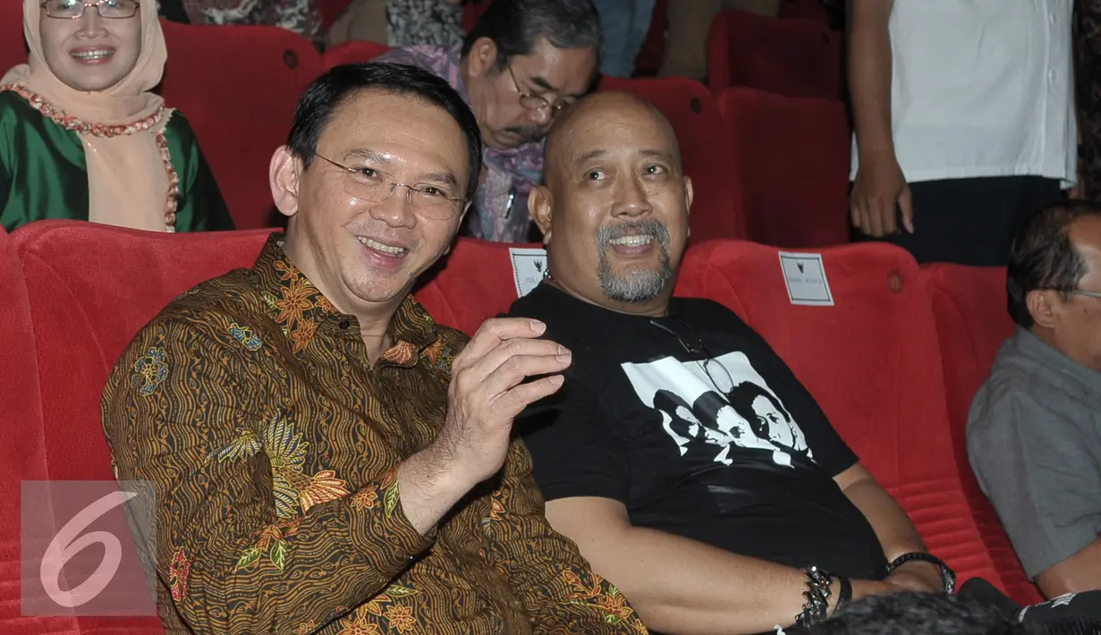 Gubernur DKI Jakarta Basuki Tjahaja Purnama ditemani Indro Warkop saat nonton film 'Warkop DKI Reborn, Jangkrik Boss! Part 1' di Djakarta Theater XXI, Jakarta, Kamis (8/9). (Liputan6.com/Yoppy Renato)