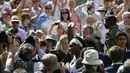 Sambutan meriah untuk Serena Williams setelah final Wimbledon. (AP Photo/Pavel Golovkin)