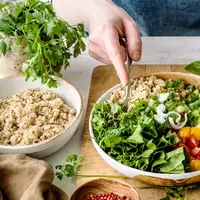 Pola makan clean eating bisa jadi yang terfavorit untukmu, karena tak perlu terlalu ketat dalam mendapatkan tubuh ideal idaman. (Foto dok: Freepik/Rawpixel.com).