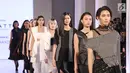 Model memperagakan busana karya perancang Natalia Kiantoro bertajuk Runway Hits dalam Fashion Nation 2018 di Senayan City, Jakarta, Sabtu (21/4/). Puncak acara Fashion Nation 2018 mengangkat tema I.AM.NOW. (Liputan6.com/Herman Zakharia)