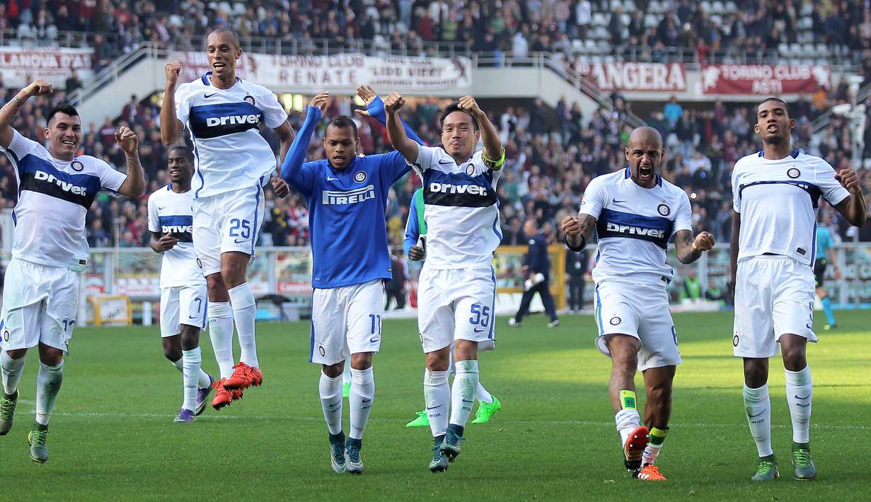 Para Pemain Inter Milan merayakan kemenagan atas Torino pada lanjutan Liga Italia Serie A di Stadion Olympic, Turin, MInggu (8/11/2015) WIB. (AFP Photo/Marco Bertorello)