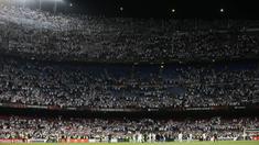 Pemandangan yang tak biasa terlihat di markas Barcelona, Stadion Camp Nou, saat laga leg kedua perempat final Liga Europa digelar pada Jumat (15/4/2022). (AP/Joan Monfort)