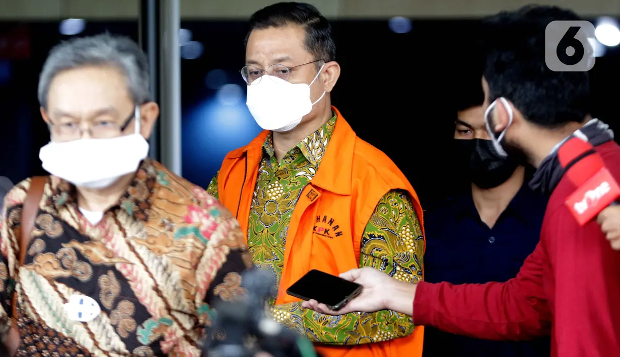 Terdakwa korupsi dana Bansos Covid-19 yang juga mantan Menteri Sosial Juliari P Batubara (tengah) usai sidang pembacaan putusan yang dilakukan secara daring di Gedung KPK, Jakarta, Senin (23/8/2021). Juliari Batubara divonis 12 tahun penjara, denda Rp 500 juta. (Liputan6.com/Helmi Fithriansyah)