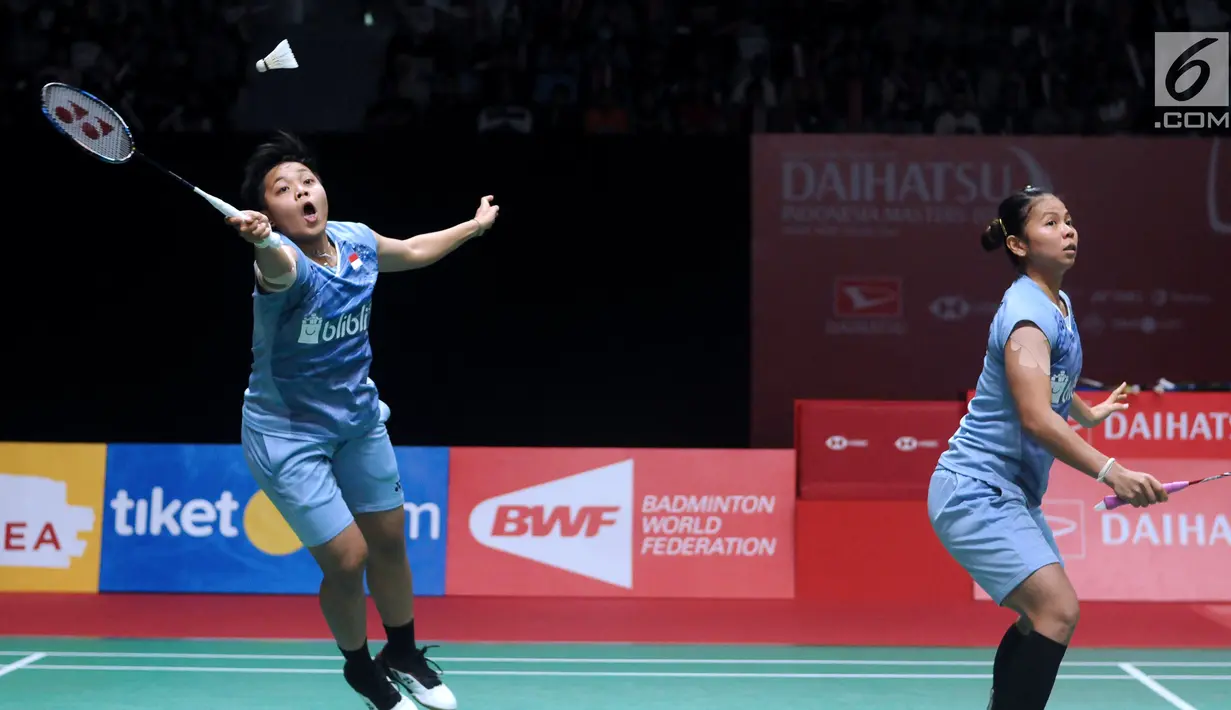 Ganda putri Indonesia, Greysia Polii/Apriyani Rahayu saat melawan Chae Yoo Jung/Hye Rin Kim pada perempat final Indonesia Masters 2018 di Istora Senayan, Jakarta, Jumat (26/1). Greysia/Apriyani unggul 21-16, 21-15. (Liputan6.com/Helmi Fithriansyah)