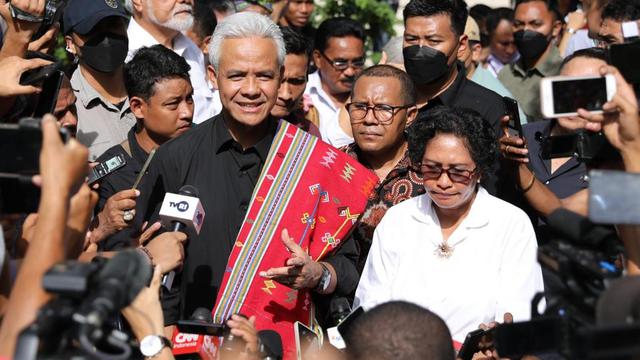 Di sela kunjungannya di Kota Kupang, Nusa Tenggara Timur (NTT), Calon Presiden Ganjar Pranowo menyempatkan diri untuk bertemu dengan Ketua Sinode Gereja Masehi Injili di Timor (GMIT), Pdt Merry Kolimon  (Istimewa)