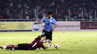 Luiz Suarez mengecoh kiper Indonesia Markus Horison saat pertandingan Indonesia vs Uruguay di Senayan,Jakarta(8/8/2010). Indonesia kalah 1-7. (Bola.com/Nicklas Hanoatubun)