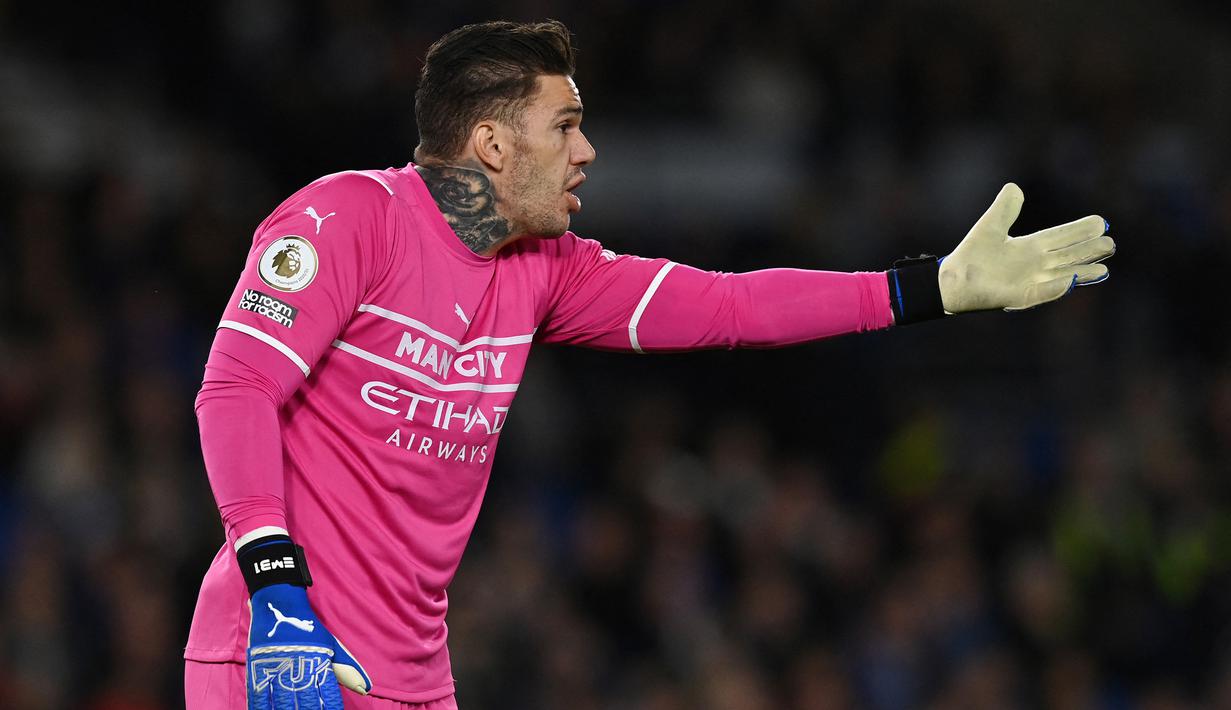 Ederson. Kiper asal Brasil berusia 28 tahun yang kini memasuki musim kelimanya bersama Manchester City total membuat 28 clean sheet di semua ajang selama tahun 2021. Berkat penampilannya, The Citizens berada di posisi puncak klasemen Liga Inggris hingga akhir tahun 2021. (AFP/Glyn Kirk)