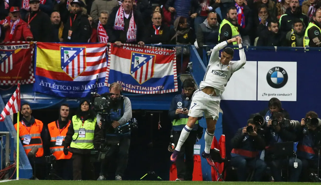 Cristiano Ronaldo melakukan selebrasi ciri khasnya usai mencetak gol kegawang Atletico Madrid pada Liga Spanyol di Vicente Calderon, Spanyol, (19/11). Berkat tiga gol Ronaldo,kini Real Madrid kian kokoh dengan 30 poin dari 12 laga. (Reuters/Sergio Perez)