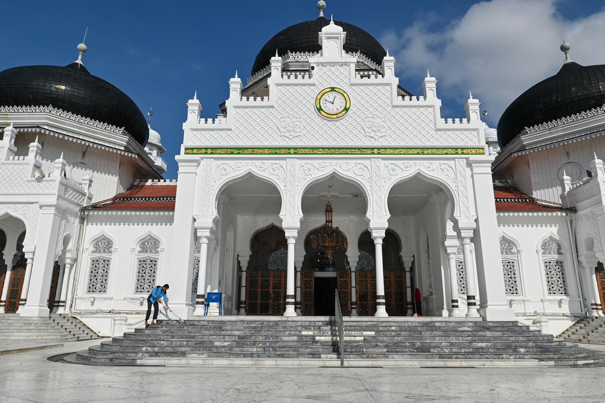 Sambut Ramadhan, Masjid Raya Baiturrahman di Banda Aceh Dibersihkan