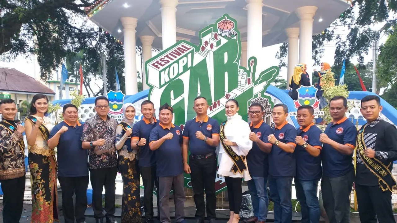 Bupati Garut Rudy Gunawan beserta pejabat dan pimpinan lembaga lainnya di Garut, nampak kompak saat pembukaan festival kopi Garut 2019